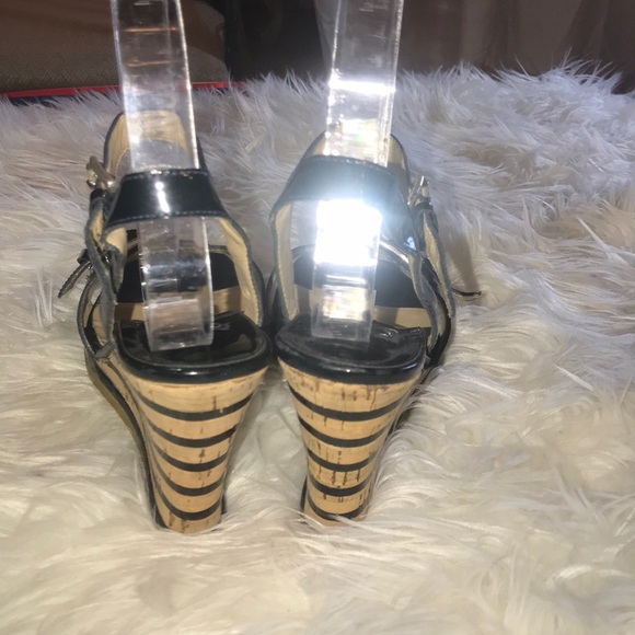 MICHAEL KORS PATENT LEATHER CORK WEDGE HEEL SANDAL - Picture 3 of 5